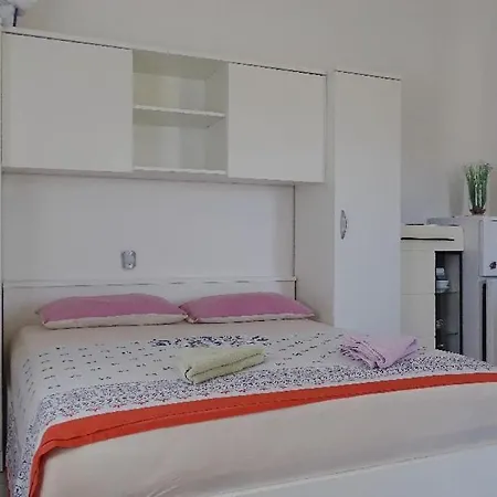 Studio Apartman I Mali Apartman Vir Exterior photo